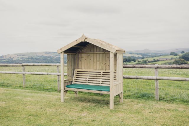 Cottage Arbour Fully Enclosed Sits 3
